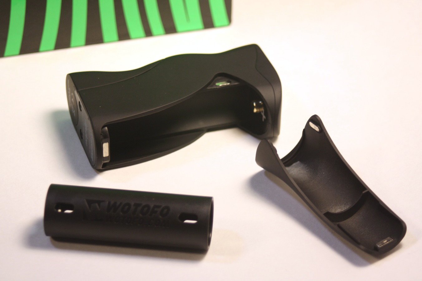 wotofo recurve squonk boxmod with battery door off and battery adapter tube