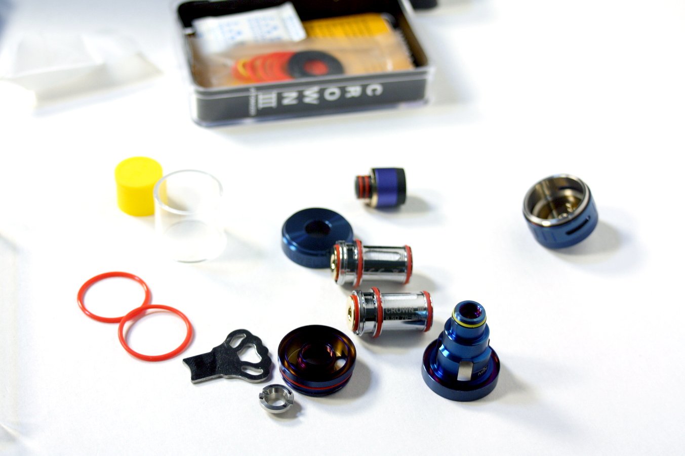 Uwell Crown 3 - Sub-Ohm Tank - disassembled tank and parts