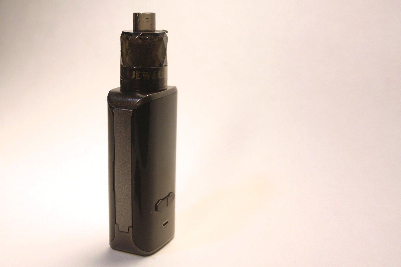 Augvape VX200 vape starter kit - a disposable augvape jewel subohm tank on top of the VX200 box mod